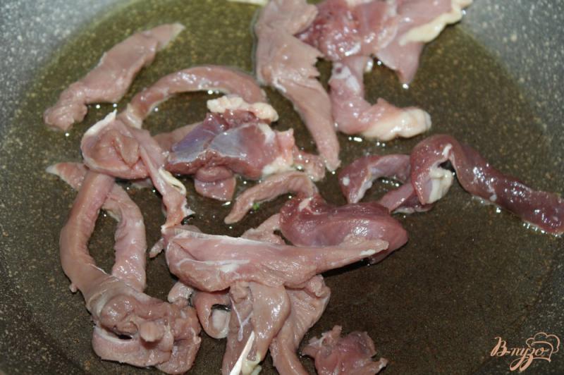 Фото приготовление рецепта: Тушеная грудка утки с перцем и баклажаном в томатном соусе шаг №2
