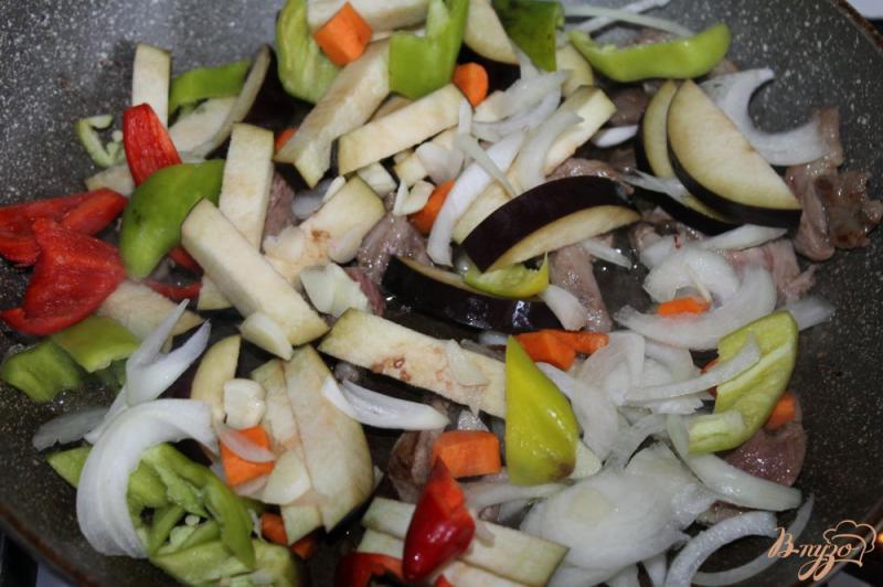 Фото приготовление рецепта: Тушеная грудка утки с перцем и баклажаном в томатном соусе шаг №3
