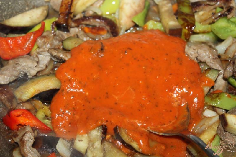 Фото приготовление рецепта: Тушеная грудка утки с перцем и баклажаном в томатном соусе шаг №4
