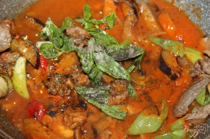 Фото приготовление рецепта: Тушеная грудка утки с перцем и баклажаном в томатном соусе шаг №5