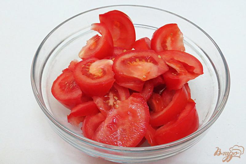 Фото приготовление рецепта: Салат из тунца и помидоров шаг №3