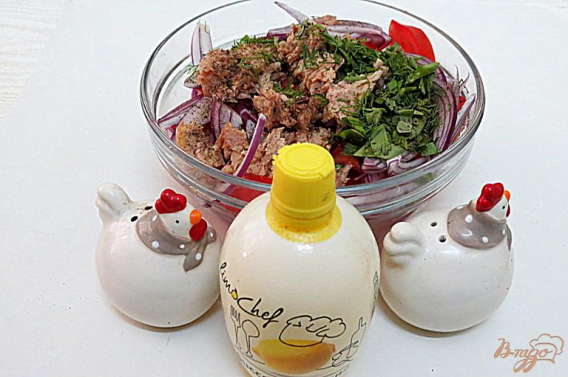 Фото приготовление рецепта: Салат из тунца и помидоров шаг №5