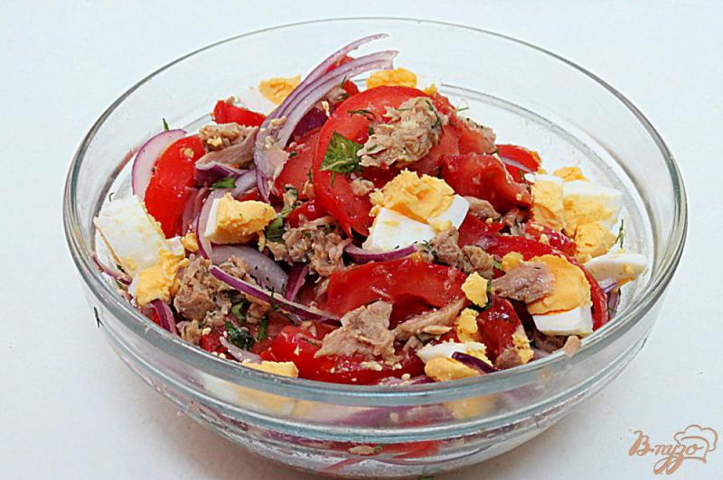Фото приготовление рецепта: Салат из тунца и помидоров шаг №7