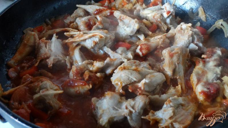 Фото приготовление рецепта: Индейка тушеная в томатном соусе шаг №5