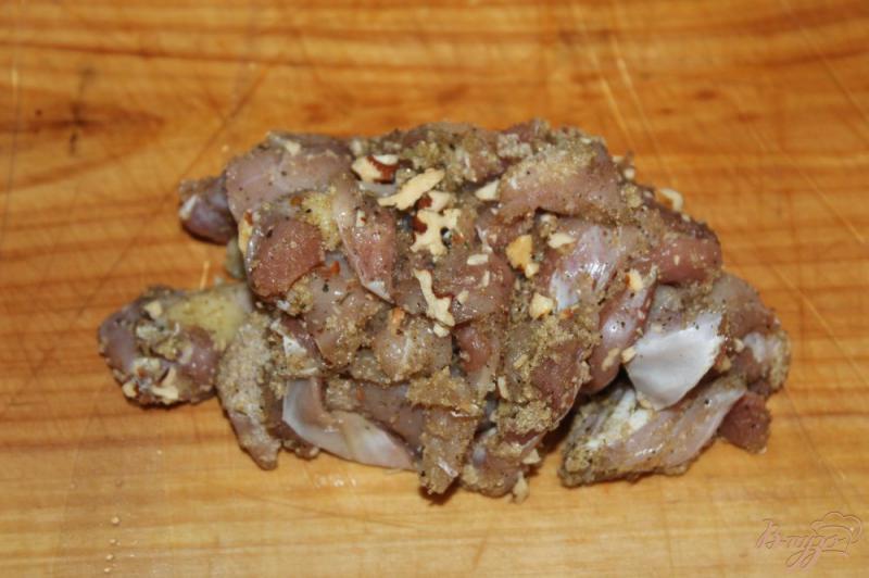 Фото приготовление рецепта: Куриная колбаса с грецким орехом шаг №6