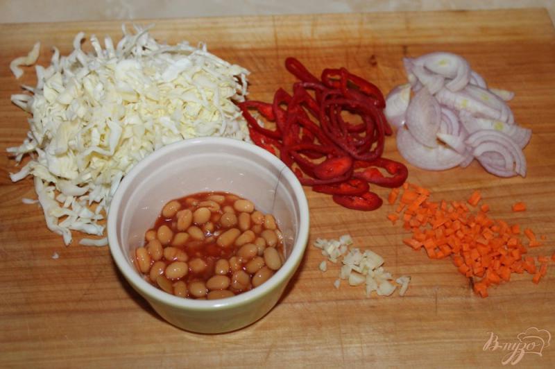 Фото приготовление рецепта: Тушеная капуста с перцем и фасолью шаг №1