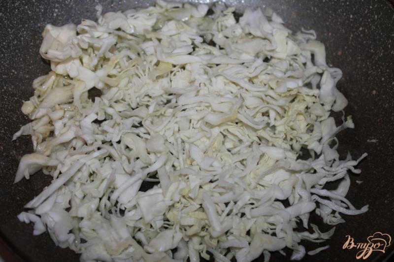 Фото приготовление рецепта: Тушеная капуста с перцем и фасолью шаг №2