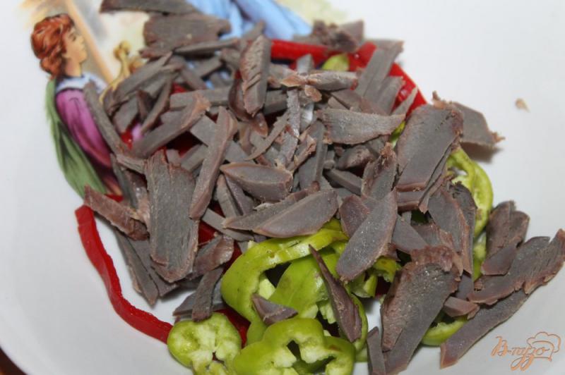 Фото приготовление рецепта: Салат с отварными куриными желудками, помидорами и чили шаг №2