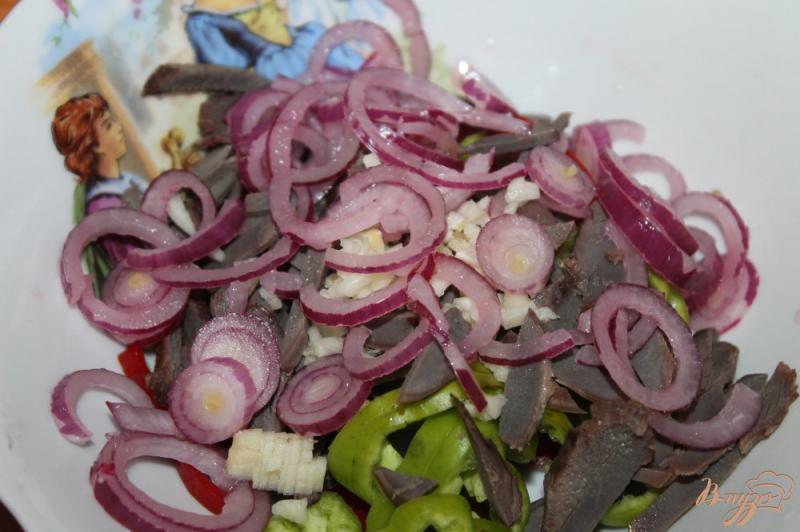 Фото приготовление рецепта: Салат с отварными куриными желудками, помидорами и чили шаг №4