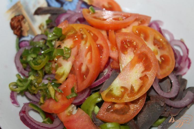 Фото приготовление рецепта: Салат с отварными куриными желудками, помидорами и чили шаг №5