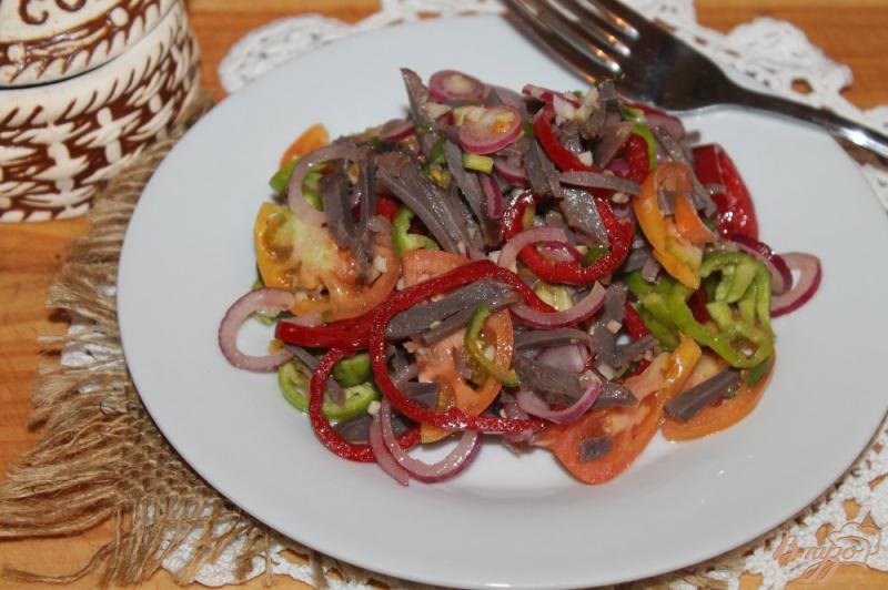 Фото приготовление рецепта: Салат с отварными куриными желудками, помидорами и чили шаг №6