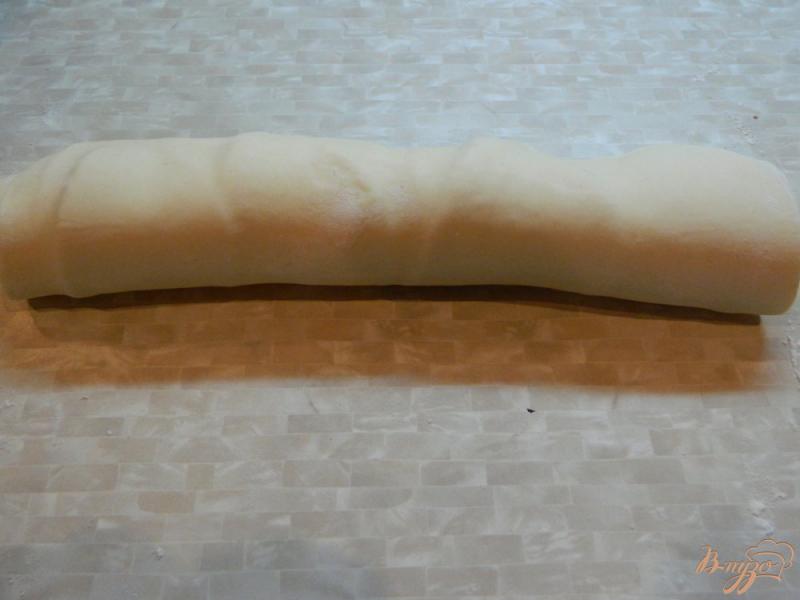 Фото приготовление рецепта: Закуска из слоеного теста колбасы и сыра шаг №4