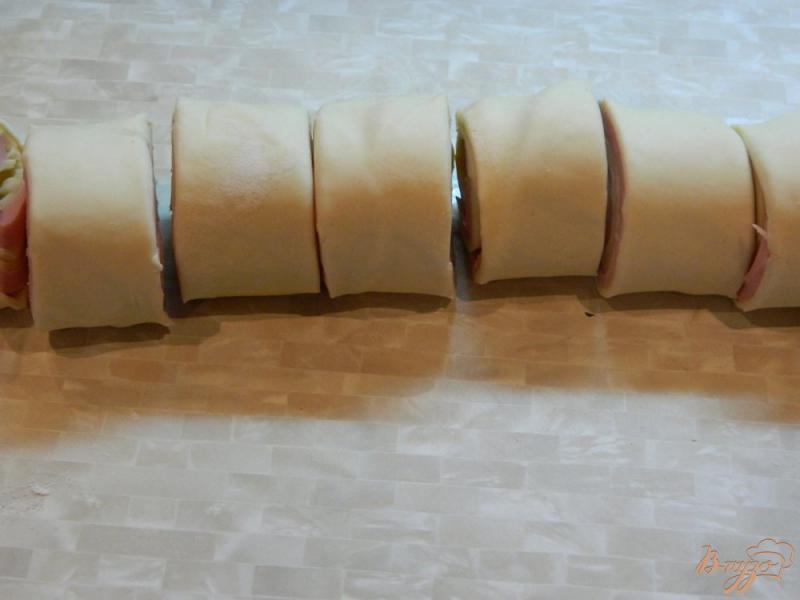 Фото приготовление рецепта: Закуска из слоеного теста колбасы и сыра шаг №5