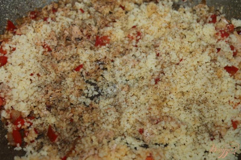 Фото приготовление рецепта: Кус - кус с тунцом и помидорами шаг №6