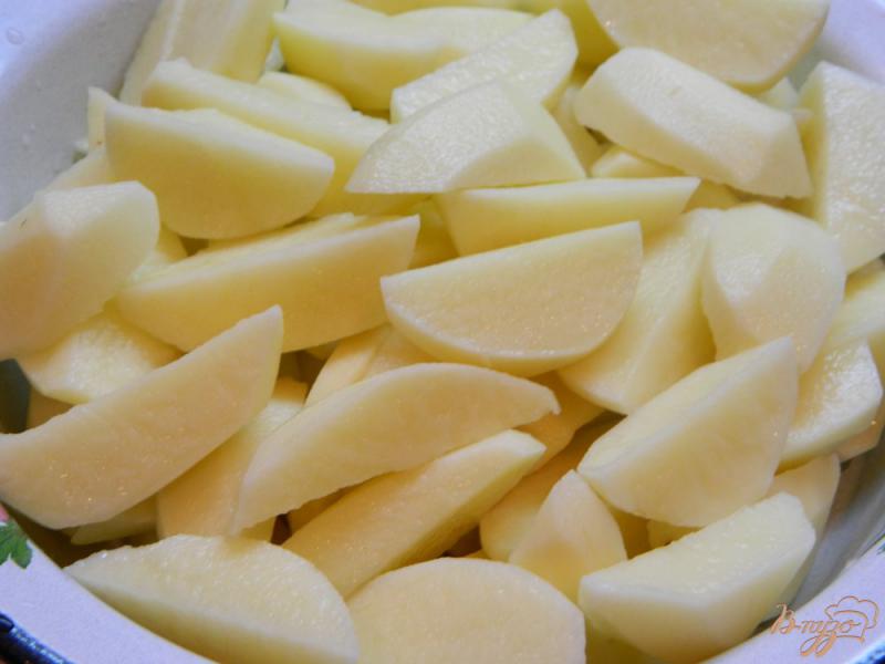 Фото приготовление рецепта: Запеченный  картофель со специями и сырным соусом шаг №1