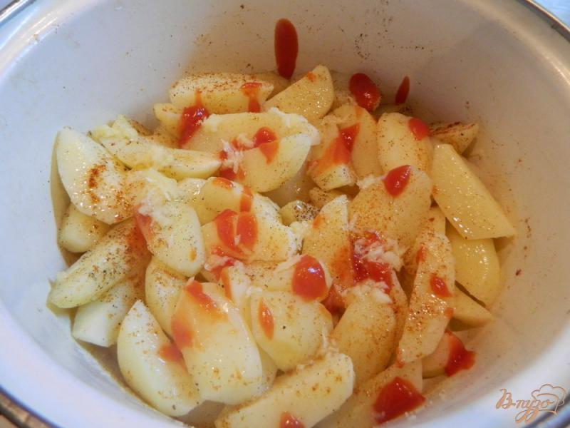 Фото приготовление рецепта: Запеченный  картофель со специями и сырным соусом шаг №4