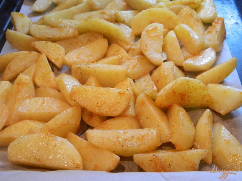 Фото приготовление рецепта: Запеченный  картофель со специями и сырным соусом шаг №5