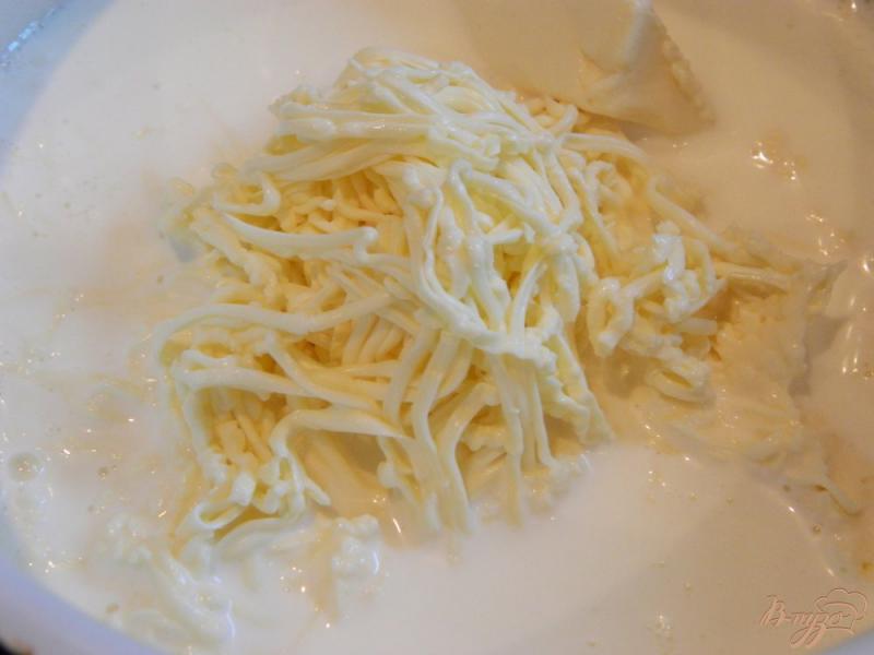 Фото приготовление рецепта: Запеченный  картофель со специями и сырным соусом шаг №6
