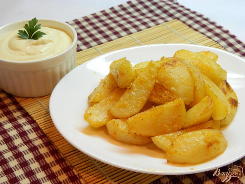 Фото приготовление рецепта: Запеченный  картофель со специями и сырным соусом шаг №9