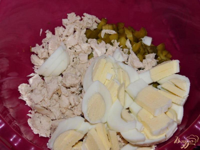Фото приготовление рецепта: Салат с курицей и маринованными огурцами шаг №3