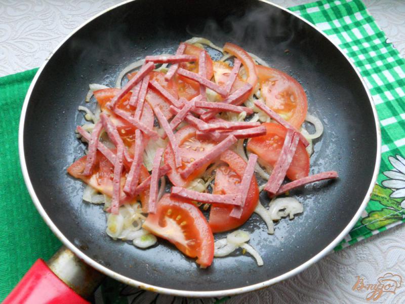 Фото приготовление рецепта: Яичница-болтунья с колбасой и помидорами шаг №3