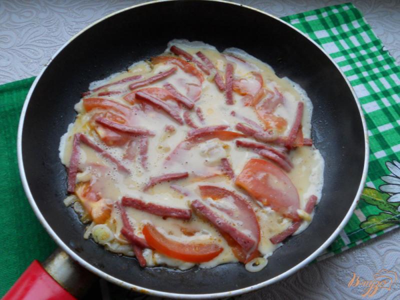 Фото приготовление рецепта: Яичница-болтунья с колбасой и помидорами шаг №4