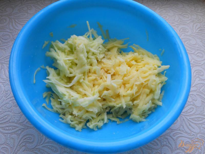 Фото приготовление рецепта: Картофельные оладьи с яблоком шаг №1