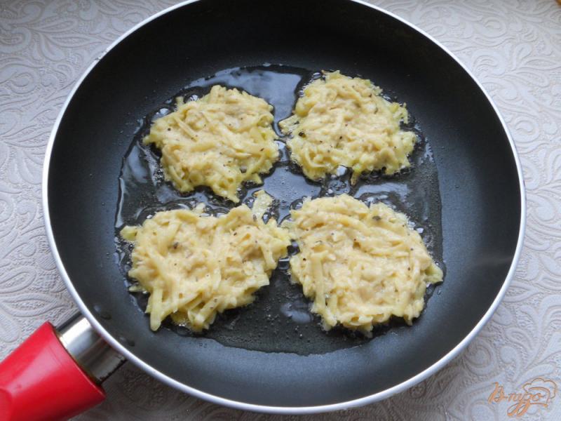 Фото приготовление рецепта: Картофельные оладьи с яблоком шаг №4