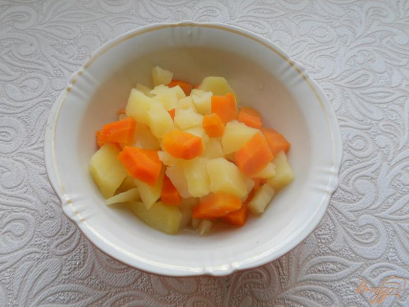 Фото приготовление рецепта: Картофельно-морковный суп с сыром шаг №3
