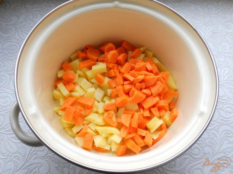 Фото приготовление рецепта: Картофельно-морковный суп с сыром шаг №1