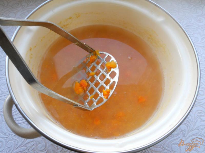 Фото приготовление рецепта: Картофельно-морковный суп с сыром шаг №4