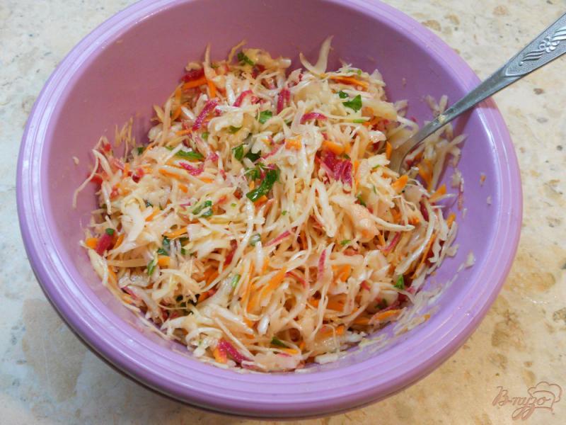 Фото приготовление рецепта: Салат «Закусочный» из капусты и красной редьки шаг №3