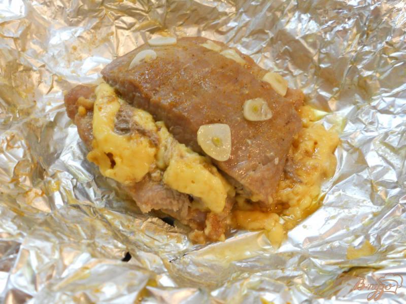 Фото приготовление рецепта: Свиная грудинка с французской горчицей и сыром в фольге шаг №6
