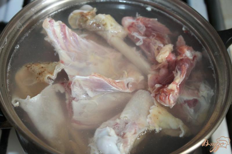 Фото приготовление рецепта: Бульон из домашней курицы с сухариками шаг №1