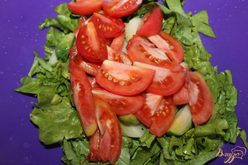 Фото приготовление рецепта: Салат с отварной брюссельской капустой, помидорами и Песто шаг №3