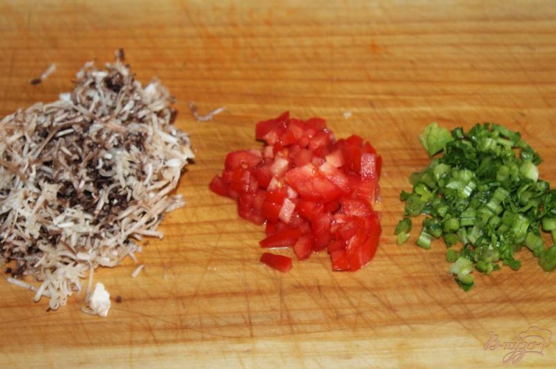 Фото приготовление рецепта: Диетические мешочки из курицы с грибами, помидорами и шпинатом шаг №3