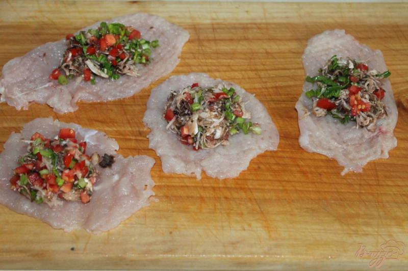 Фото приготовление рецепта: Диетические мешочки из курицы с грибами, помидорами и шпинатом шаг №5