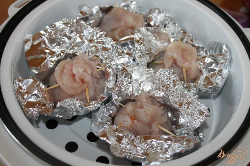 Фото приготовление рецепта: Диетические мешочки из курицы с грибами, помидорами и шпинатом шаг №7