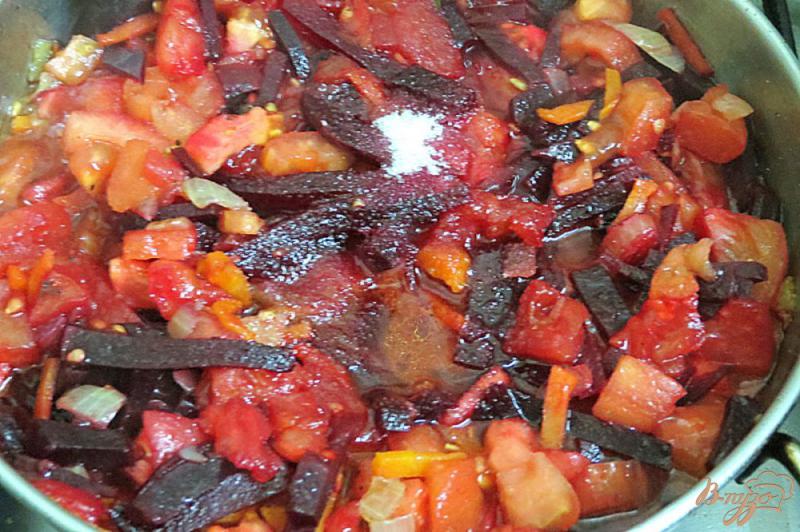 Фото приготовление рецепта: Борщ со свининой, отварной свеклой и помидорами шаг №8