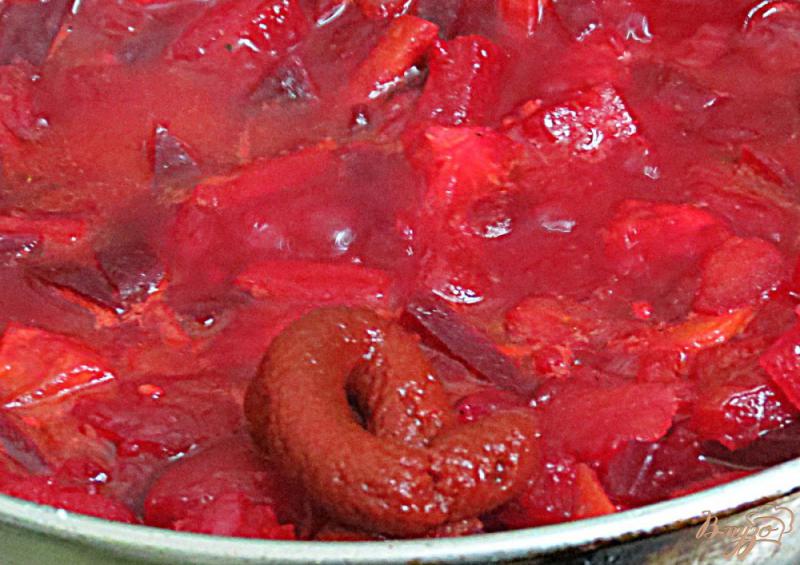 Фото приготовление рецепта: Борщ со свининой, отварной свеклой и помидорами шаг №9