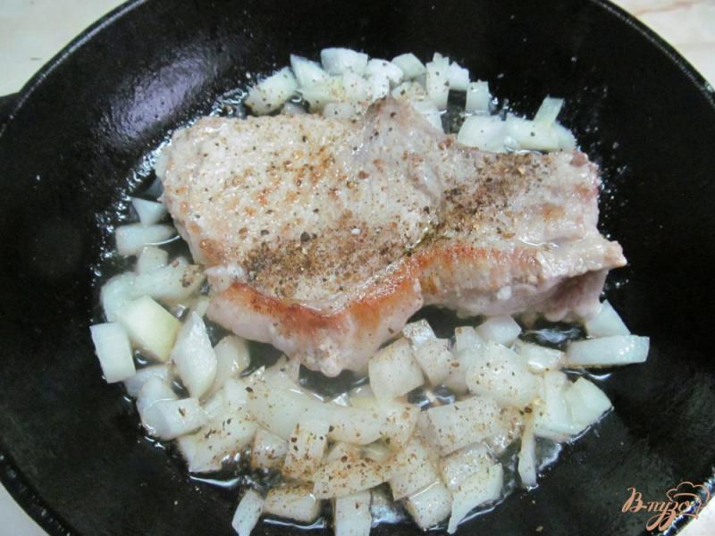 Фото приготовление рецепта: Свиной стейк под греческим соусом шаг №2