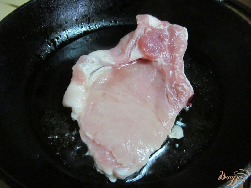 Фото приготовление рецепта: Свиной стейк под греческим соусом шаг №1