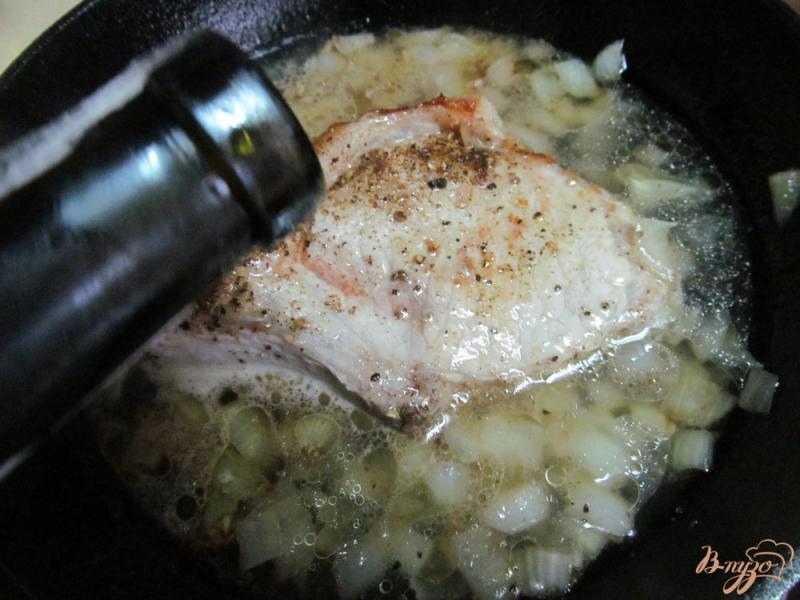Фото приготовление рецепта: Свиной стейк под греческим соусом шаг №3