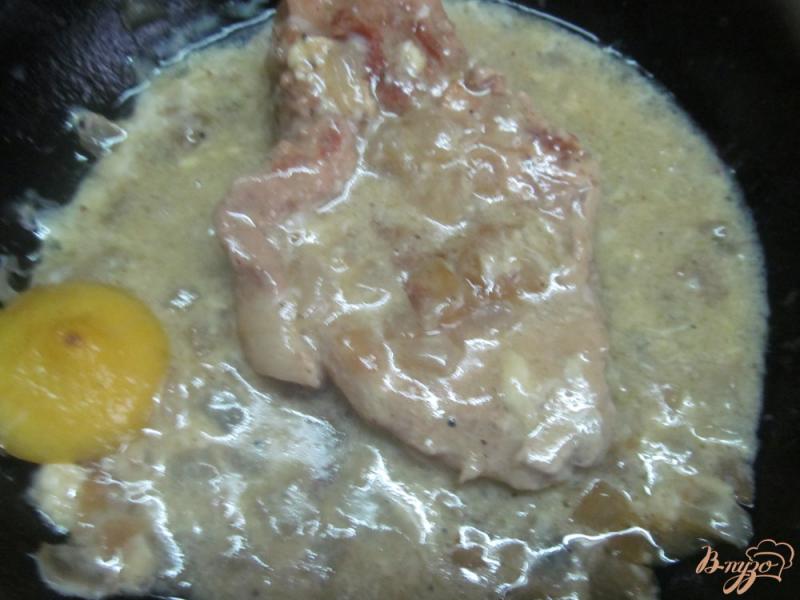 Фото приготовление рецепта: Свиной стейк под греческим соусом шаг №6