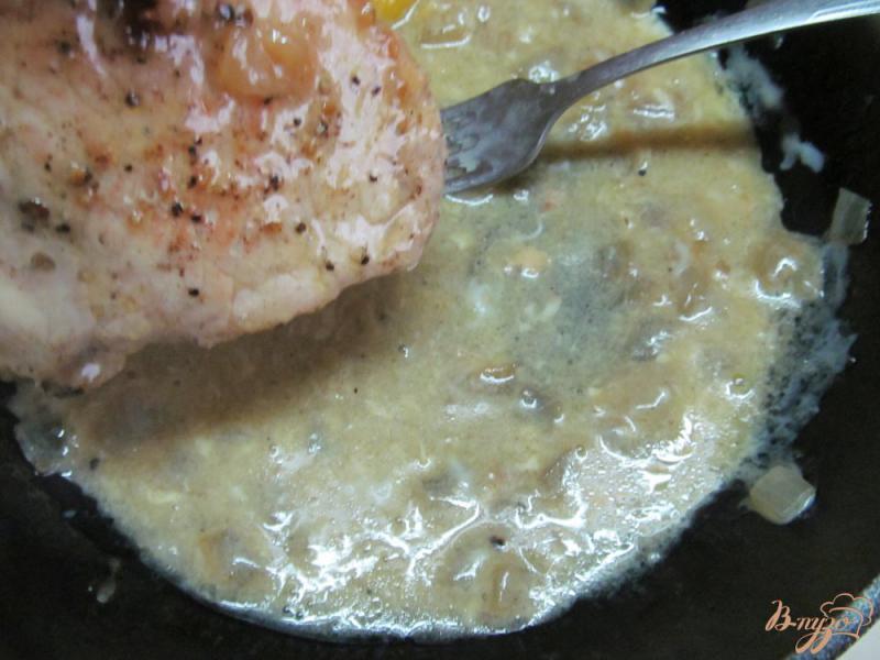Фото приготовление рецепта: Свиной стейк под греческим соусом шаг №5