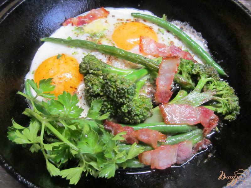 Фото приготовление рецепта: Жареные брокколи с фасолью и яйцом шаг №4