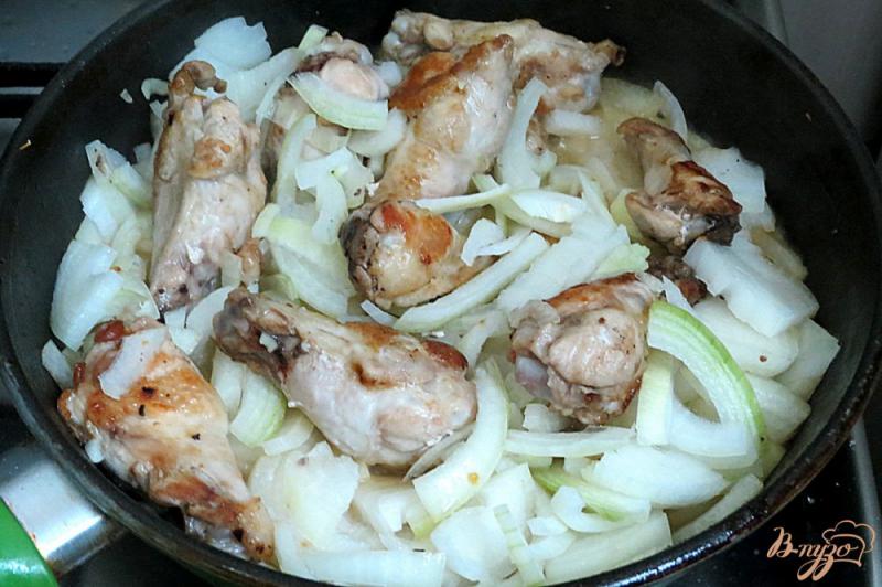 Фото приготовление рецепта: Куриные крылышки в сметанно- чесночном соусе шаг №3