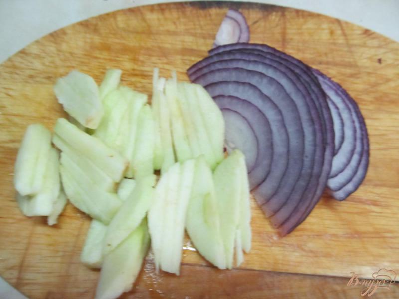 Фото приготовление рецепта: Рольмопсы с яблоком шаг №2