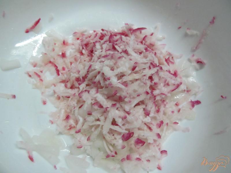 Фото приготовление рецепта: Салат из жареной свинины с редькой и помидором шаг №2