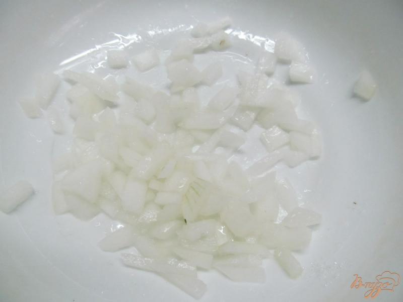 Фото приготовление рецепта: Салат из жареной свинины с редькой и помидором шаг №1